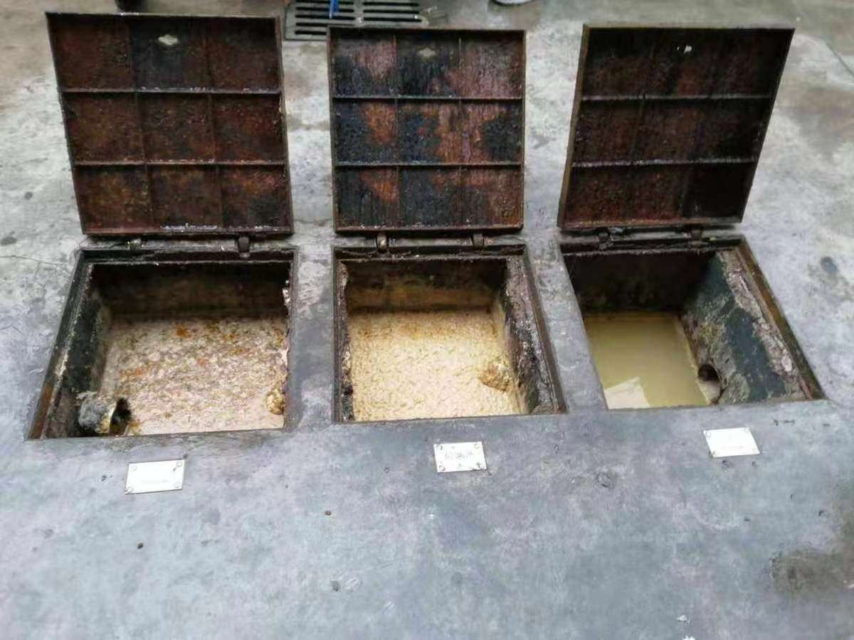 沉湖管委会清理隔油池-污水池清掏