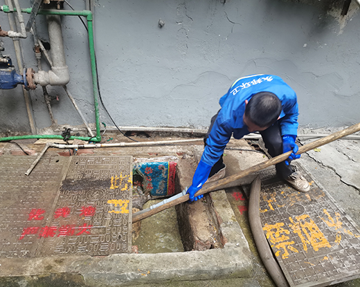 沉湖管委会清掏化粪池
